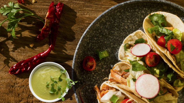 Tacos de Peixe com Molho de Abacate